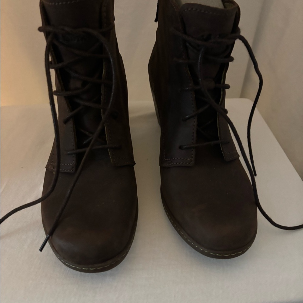 El Naturalista Brown Lace-Up Boots with Suede Texture